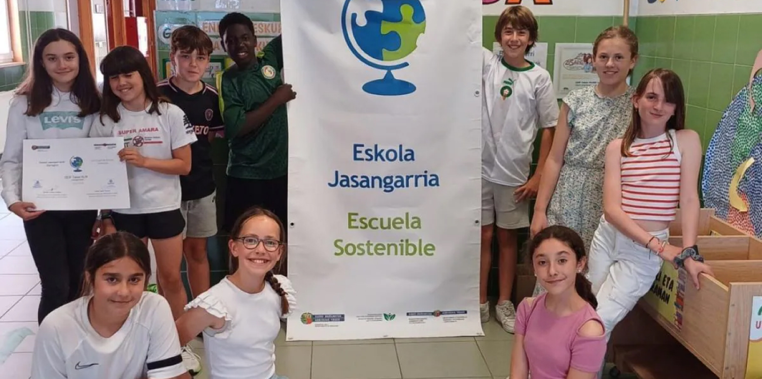 La escuela Talaia ha sido distinguida como 'Escuela Sostenible' por el Gobierno Vasco, reconociendo su labor e implicación con el medio ambiente. El centro Ekoetxea de Urdaibai acogió la entrega de los certificados, que este año han recibido trece centros escolares de Euskadi, solo uno público de Gipuzkoa: la escuela Talaia de Hondarribia.