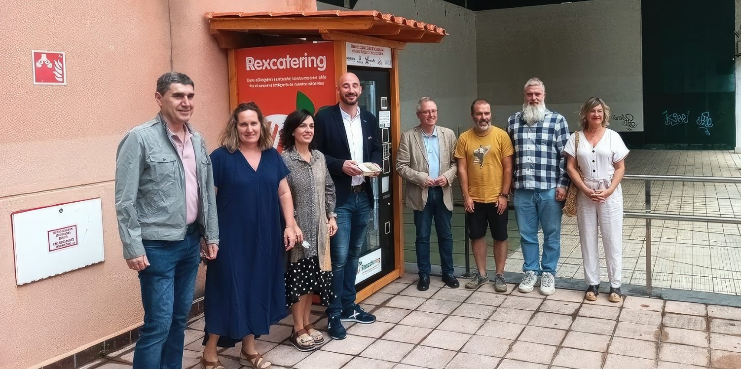 Con el inicio de curso, el alumnado y el personal de cocina de J.A. Mogel Ikastola de Eibar continúa los pasos del Centro gerontológico Egogain de la localidad. Para ello, se ha formado al personal de cocina, quien se encarga del envasado y etiquetado de los alimentos sobrantes, y a los alumnos y alumnas, quienes se ocupan de transportar los alimentos con las neveras portátiles.