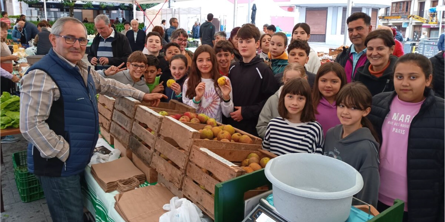 La comunidad de la escuela pública Urdaneta de Ordizia siempre ha estado vigilante ante los hábitos de alimentación de su alumnado, de hecho ha puesto en marcha en los último tres años charlas, talleres de cocina y actividades relacionadas con la alimentación. En esta línea, la semana pasada su alumnado visitó la Feria de la localidad que, además de ser un lugar donde comprar productos de productores de la zona, se convierte semanalmente en un espacio donde educar a los futuros consumidores y compradores.