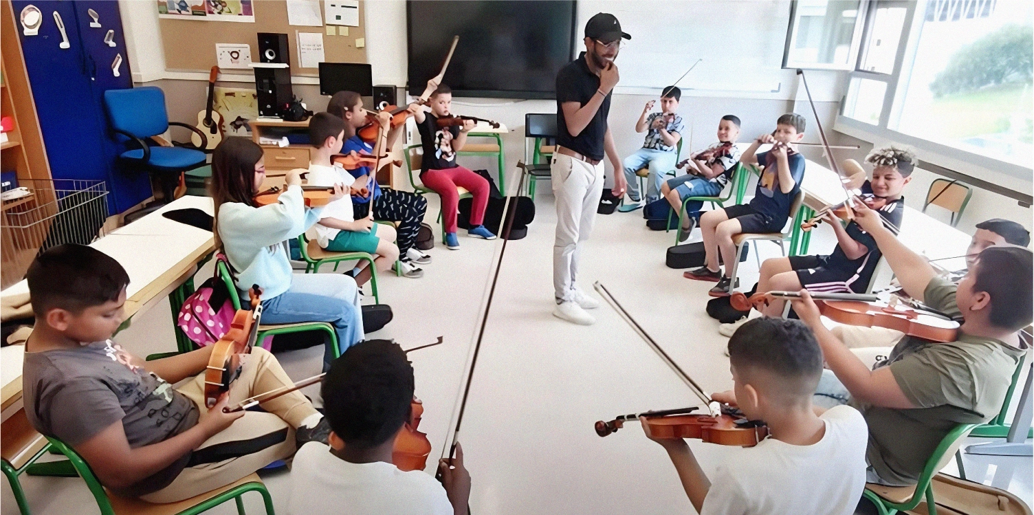 Gracias a la colaboración entre Miribillako Gurasoak y Etorkizuna Musikatan, proyecto socioeducativo e intercultural de la Asociación Norai Elkartea, desde el curso 2023-24 el alumnado disfruta del violín en las clases de música.