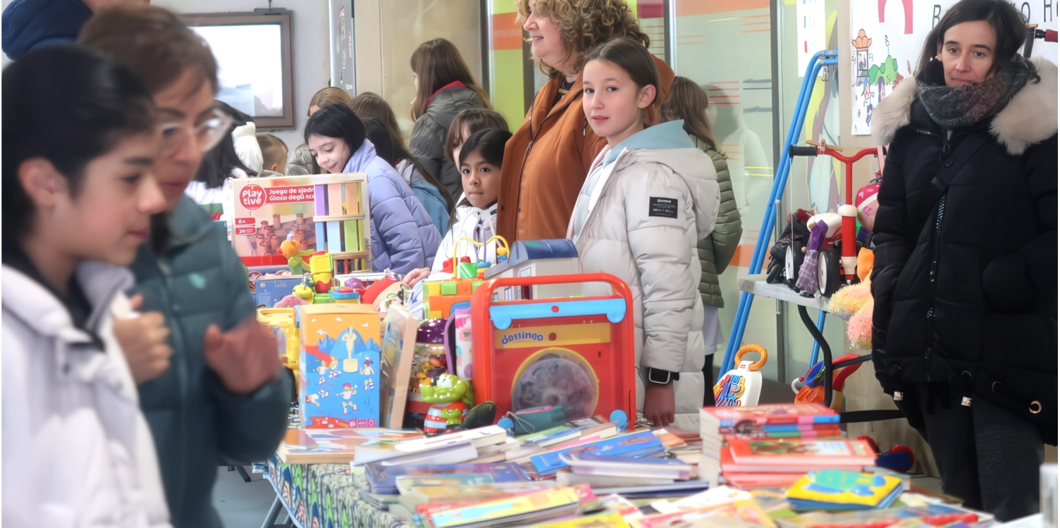 De nuevo los alumnos y alumnas de 5º y 6º de Primaria del Liceo Alkartasuna de Beasain y la Asociación de Padres y Madres, dentro del Programa de Solidaridad que se lleva a cabo durante el curso escolar, han puesto un mercadillo solidario de Olentzero. En este mercadillo se han vendido juguetes reutilizables y productos de comercio justo. El dinero recaudado se destinará a la ONG Herriak Elkarlanean, que cumple este año su 25 aniversario, para que pueda desarrollar diferentes proyectos y proyectos de cooperación internacional.